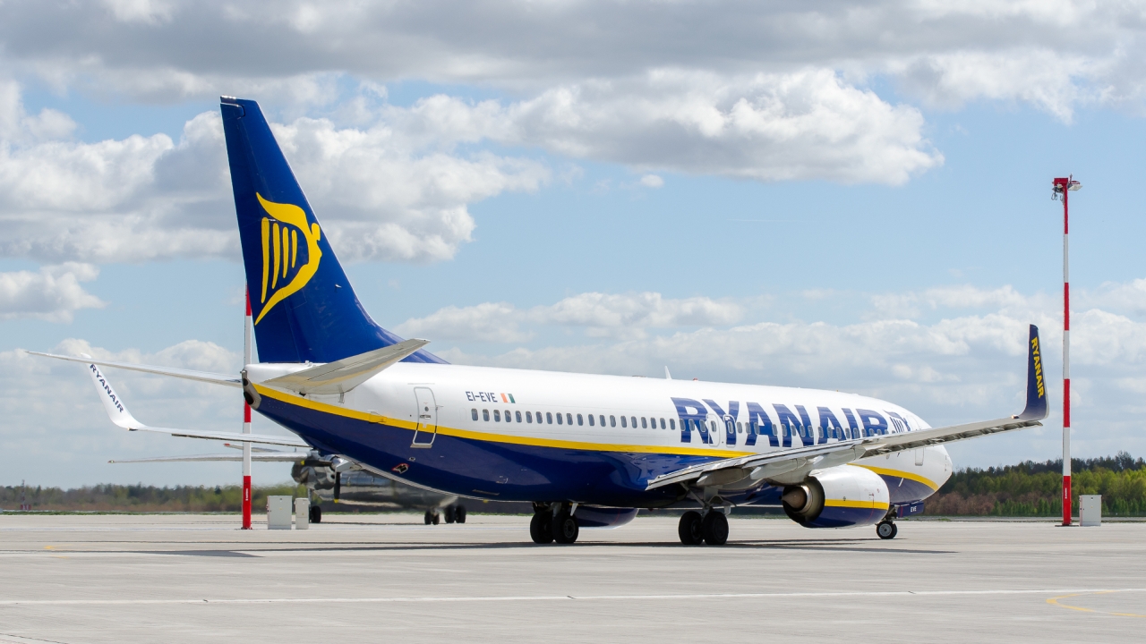 Linie lotnicze Ryanair skrytykowane w Parlamencie Europejskim za masowe odwołanie lotów, na co poskarżyły się tysiące pasażerów, także w Polsce.