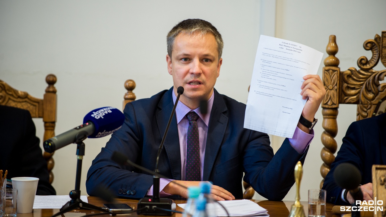 Podczas środowej sesji, miejscy radni źle ocenili pracę Roberta Czapli z SLD. Brak inwestycji na terenach wiejskich, a także brak remontów głównych ulic w mieście - wymieniali radni.