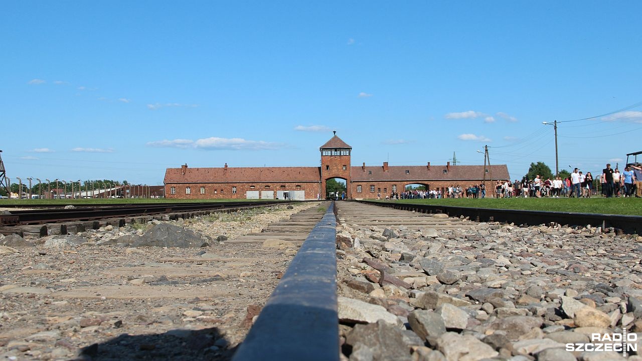 Prawie milion 200 tysięcy osób zwiedziło w ubiegłym roku Państwowe Muzeum Auschwitz-Birkenau. Liczba zwiedzających jest nieomal o połowę niższa niż przed pandemią.