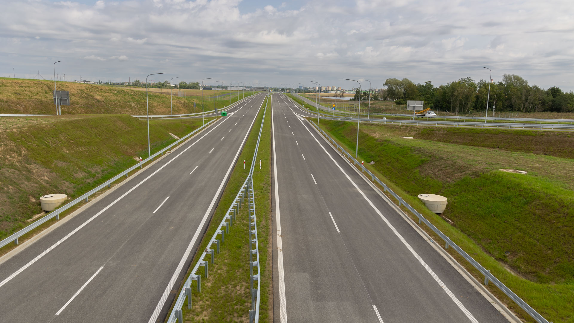 Budowa obwodnicy Przecławia i Warzymic, to dopiero początek większej inwestycji w tej części krajowej trzynastki - mówi Łukasz Lendner z Generalnej Dyrekcji Dróg Krajowych i Autostrad w Szczecinie. Dodaje, że obecne rondo w okolicach Smętowic służyć będzie kierowcom tylko przez trzy lata.