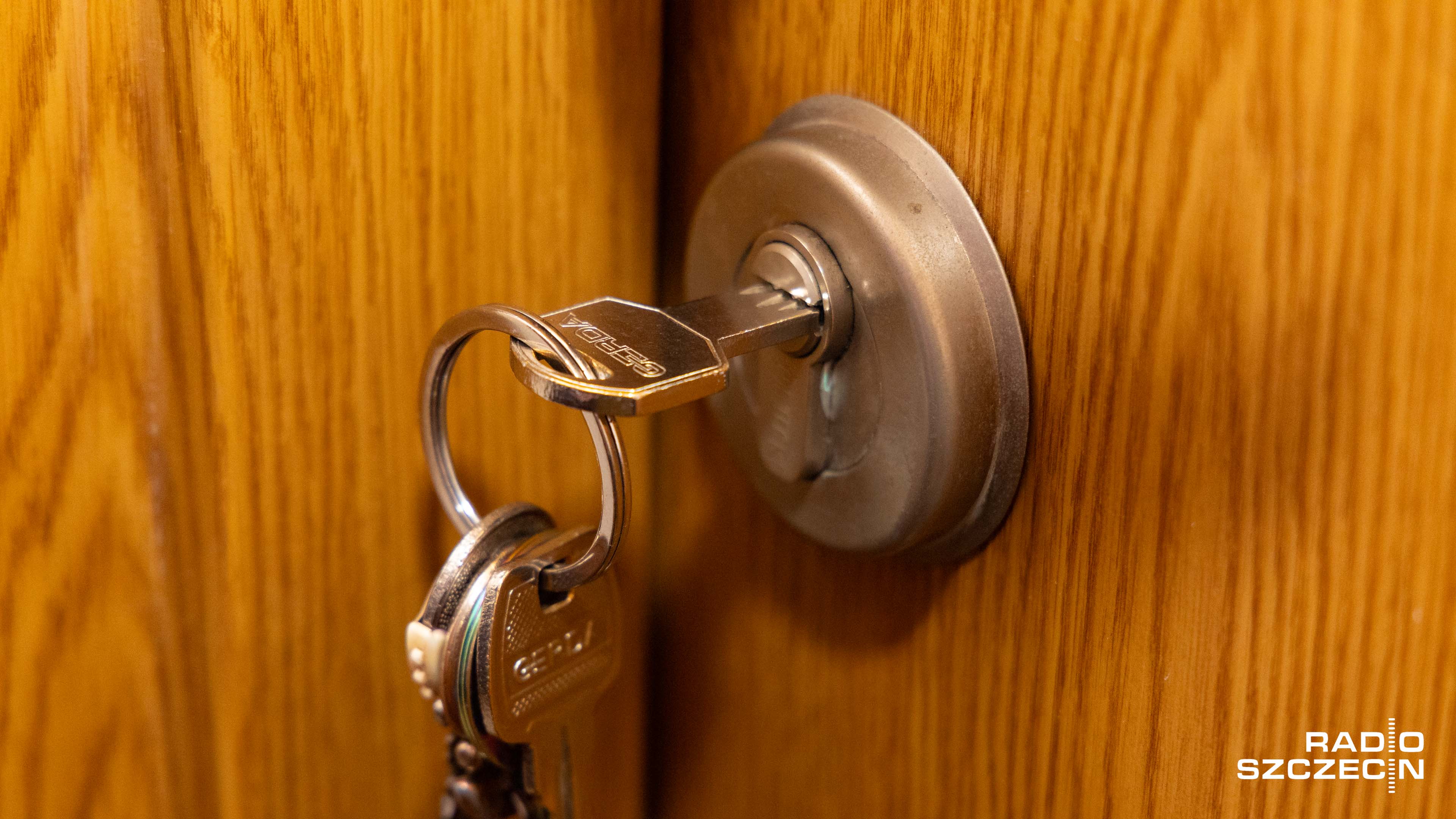 Policja przypomina o zabezpieczeniu mieszkań przed wyjazdem