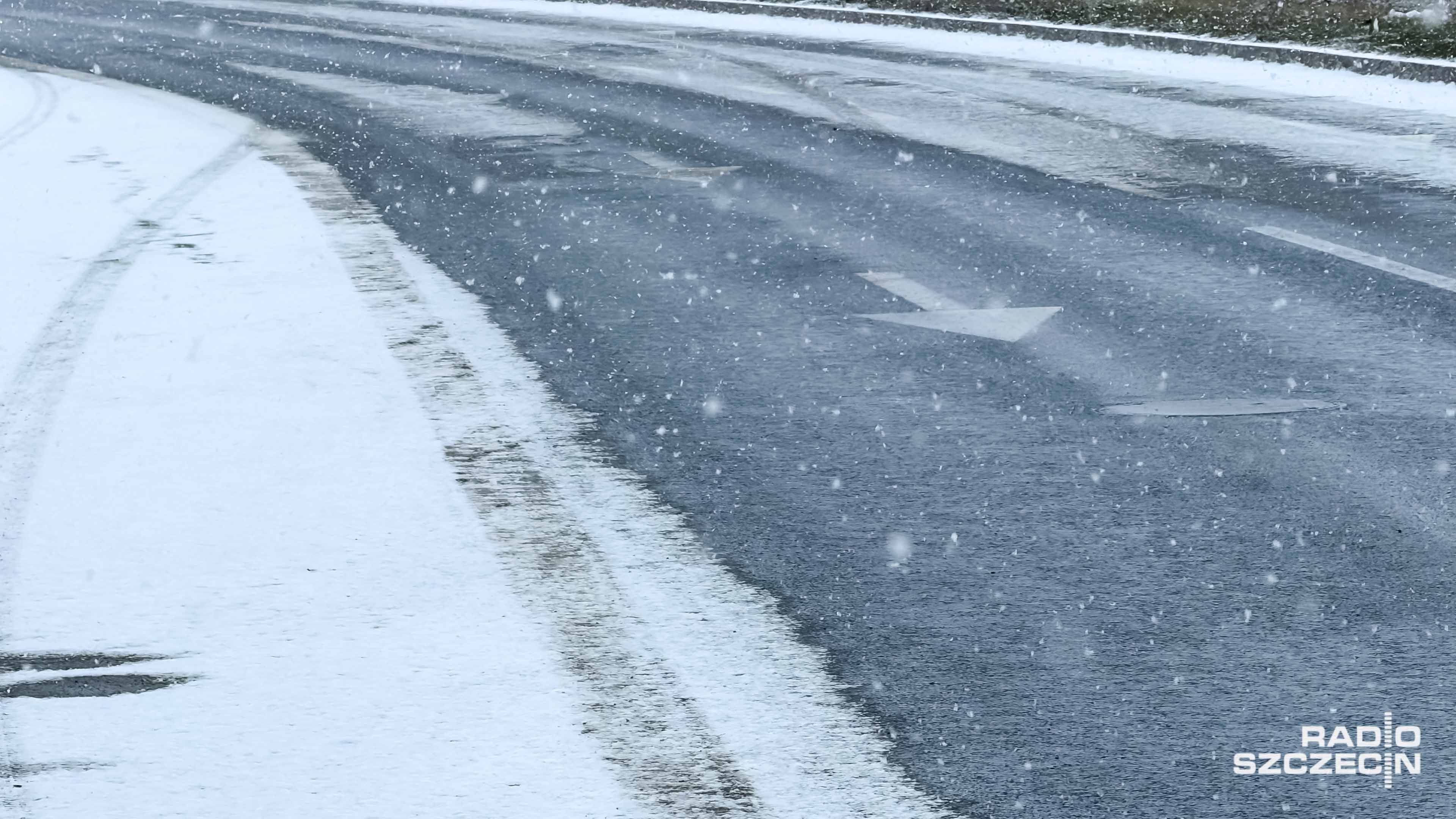 Synoptycy ostrzegają przed opadami marznącymi w zachodniej Polsce. Powodują one gołoledź. Kierowcy mówią, by dostosować się do warunków panujących na jezdni.