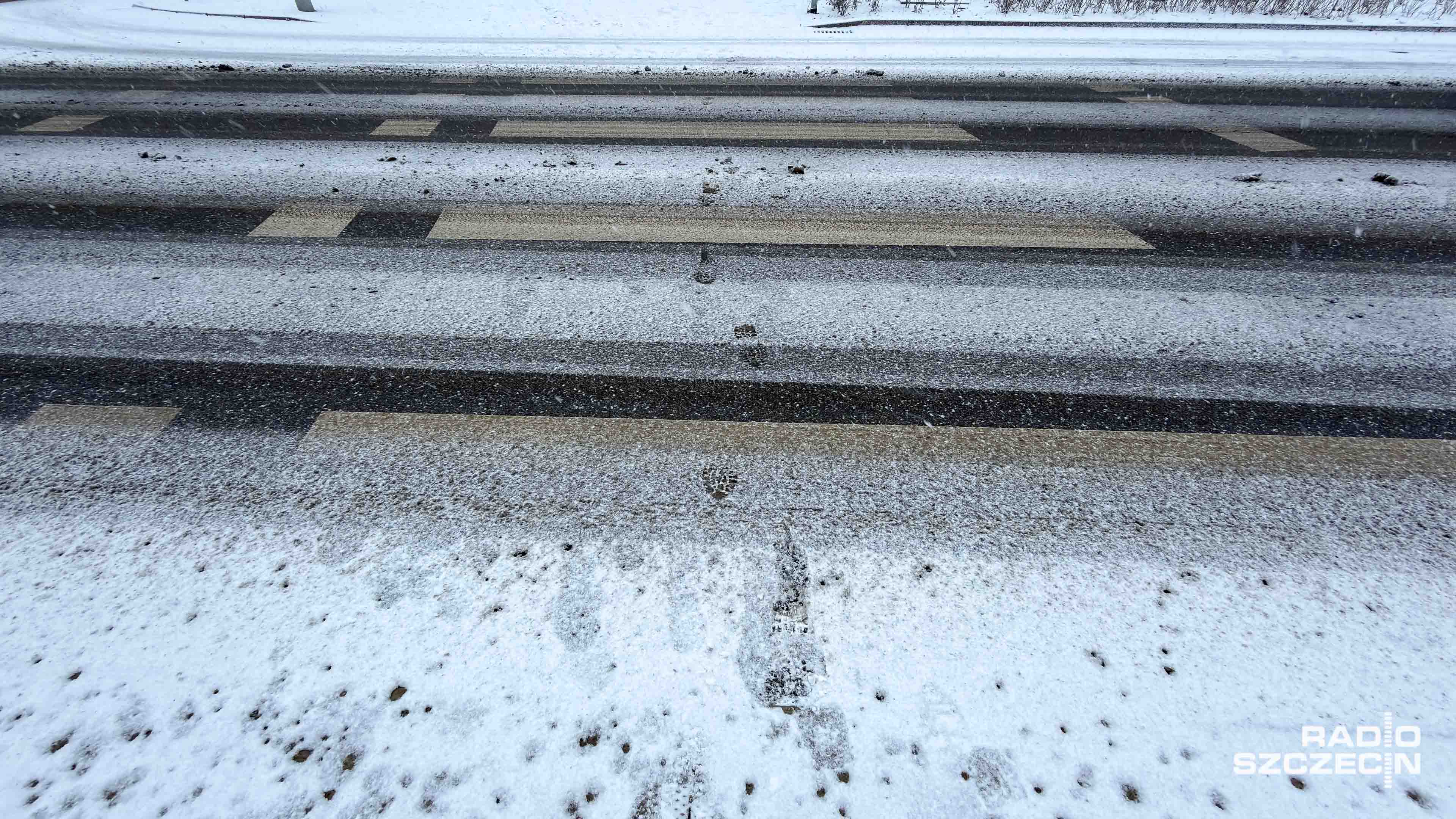 Cienki, zdradliwy i bardzo niebezpieczny lód skuł dziś ulice i chodniki w pasie od Świnoujścia przez całe Pomorze Zachodnie po część województwa lubuskiego i wielkopolskiego. Sytuację pogarszają marznące opady.