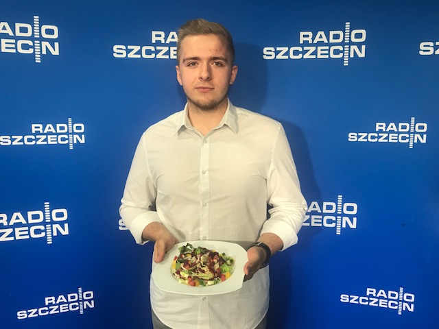 Paweł Trusiewicz i sałatka stworzona specjalnie dla Słuchaczy Radia Szczecin.