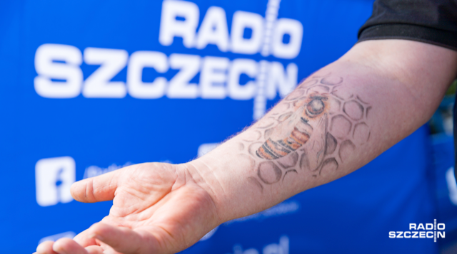 Pszczeli tatuaż Konrada Fujarskiego (fot. Robert Stachnik)