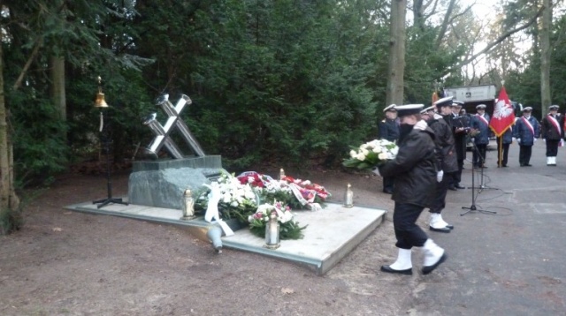 Bliscy, przyjaciele i przedstawiciele armatora uczcili pamięć ofiar katastrofy promu "Jan Heweliusz" w 22. rocznicę tragedii. Zdjęcie - Grzegorz Gibas [Radio Szczecin] "Wyjść dwie godziny później" - reportaż Katarzyny Wolnik-Sayny