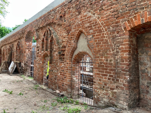 Ruiny klasztoru Augustianów w Jasienicy. Fot. Anna Kolmer [Radio Szczecin] "Ślady, po których pójdą inni" - reportaż Anny Kolmer