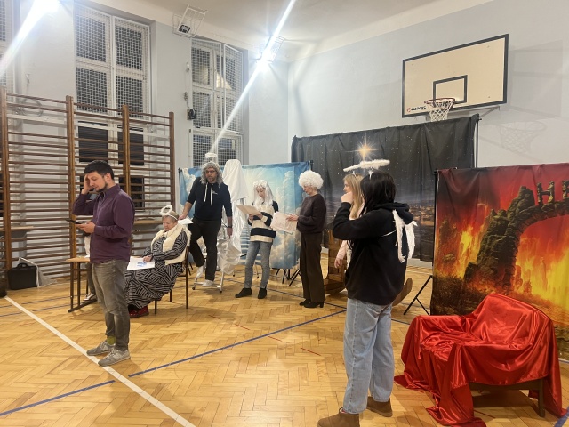 Jasełka w Liceum Ogólnokształcącym z Oddziałami Integracyjnymi w Szczecinie. Fot. Małgorzata Gwiazda-Elmerych [Radio Szczecin] "Baba od Jasełek" - reportaż Małgorzaty Gwiazdy-Elmerych