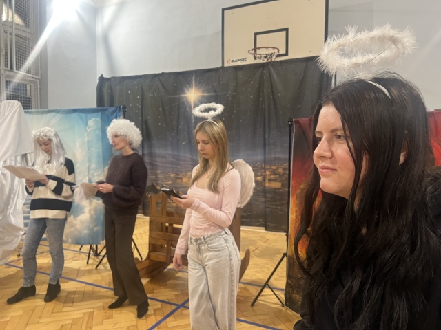 Jasełka w Liceum Ogólnokształcącym z Oddziałami Integracyjnymi w Szczecinie. Fot. Małgorzata Gwiazda-Elmerych [Radio Szczecin] "Baba od Jasełek" - reportaż Małgorzaty Gwiazdy-Elmerych