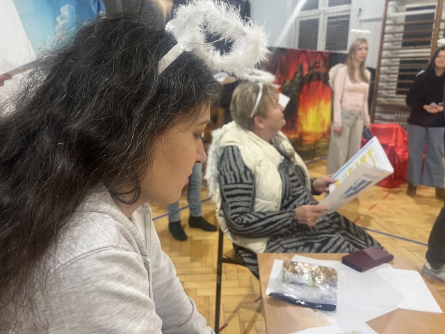 Jasełka w Liceum Ogólnokształcącym z Oddziałami Integracyjnymi w Szczecinie. Fot. Małgorzata Gwiazda-Elmerych [Radio Szczecin] "Baba od Jasełek" - reportaż Małgorzaty Gwiazdy-Elmerych