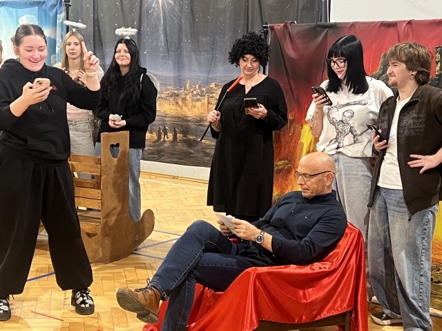 Jasełka w Liceum Ogólnokształcącym z Oddziałami Integracyjnymi w Szczecinie. Fot. Małgorzata Gwiazda-Elmerych [Radio Szczecin] "Baba od Jasełek" - reportaż Małgorzaty Gwiazdy-Elmerych
