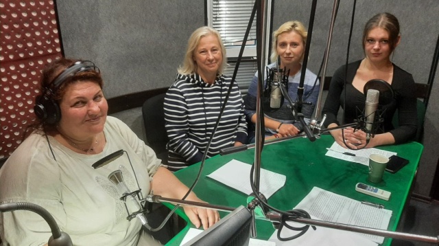 W studiu Radia Lwów. Od lewej: Teresa Pakosz (prezeska radia), dr Barbara Patlewicz (Uniwersytet Szczeciński), Agata Rokicka (Radio Szczecin) oraz "Dziecięca Lwowska Fala" - reportaż Agaty Rokickiej
Radio Lwów w tragicznej sytuacji - rozmowa z Marią Pyż, redaktor naczelną.