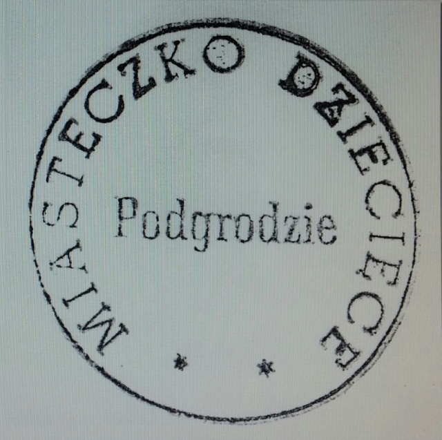 Pieczęć z 1958 roku na dyplomie J. Wiśniowskiego. Dokumenty rodzinne K.Garczyńskiej, Barbara Sowińska-Adamczyk, Miasteczko dziecięce. Monografia Podgrodzia 1952-1973, Regionalne Stowarzyszenie Literacko-Artystyczne w Policach, Szczecin [pomeranica.pl] "Kilka kart z historii Miasteczka Dziecięcego w Podgrodziu" - reportaż Małgorzaty Furgi