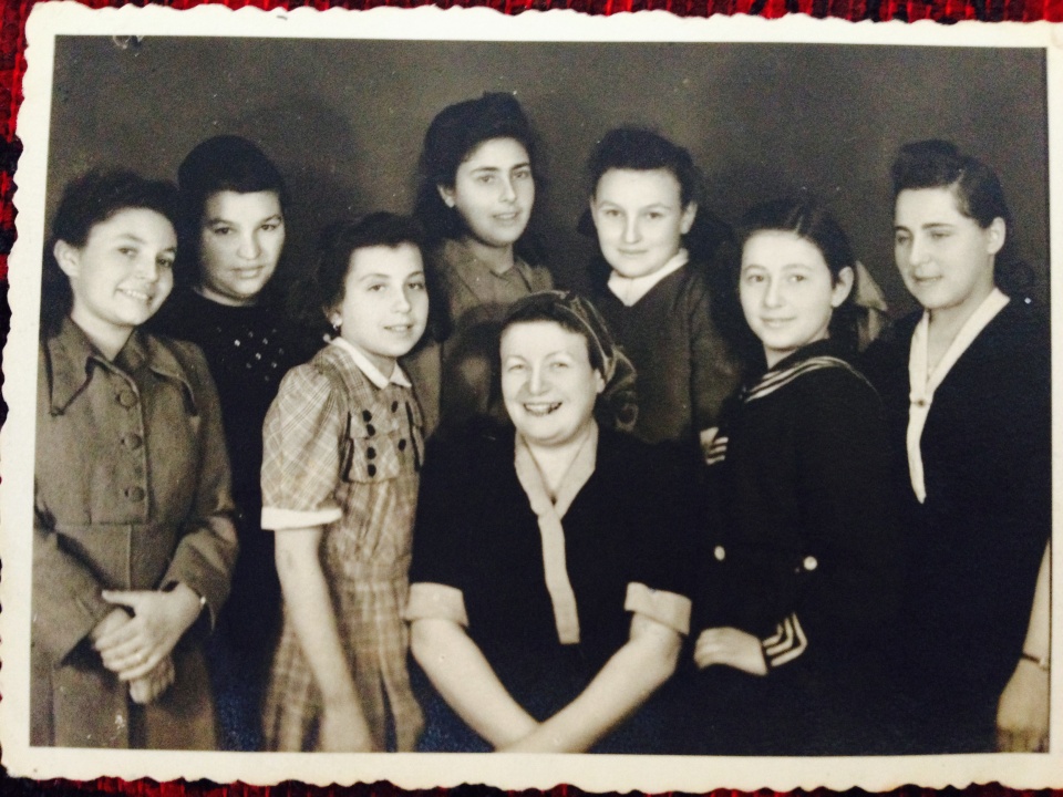 Sierociniec w Bytomiu. Rok 1948. Estera
Borensztajn - pierwsza z lewej.
[zdjęcie zdjęcia-Marta Rebzda]
