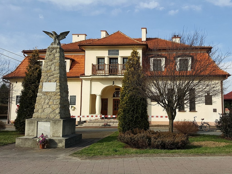 Wierzchosławice, miejsce urodzenia Wincentego Witosa. Dom Ludowy zbudowany w czasie jego urzędowania.