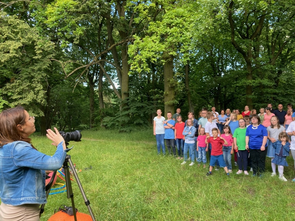 Grupa Iskierkowych Rodziców pozuje do fotografii; fot. M.Furga