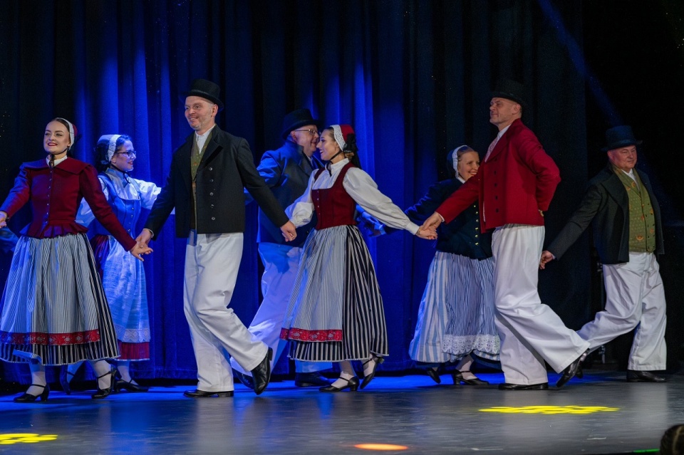 Zespół Pieśni i Tańca Ziemi Szczecińskiej "Krąg" na scenie, fot. z archiwum Zespołu