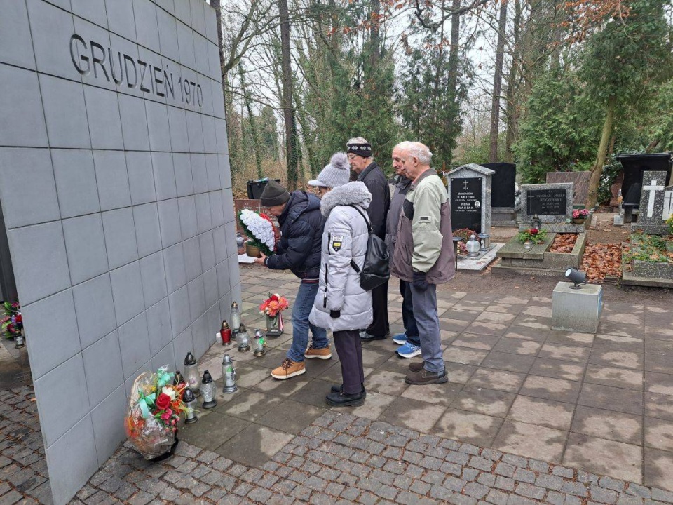 Przy Pomniku Ofiar Grudnia 70 na Cmentarzu Centralnym. Fot. Anna Kolmer [Radio Szczecin]