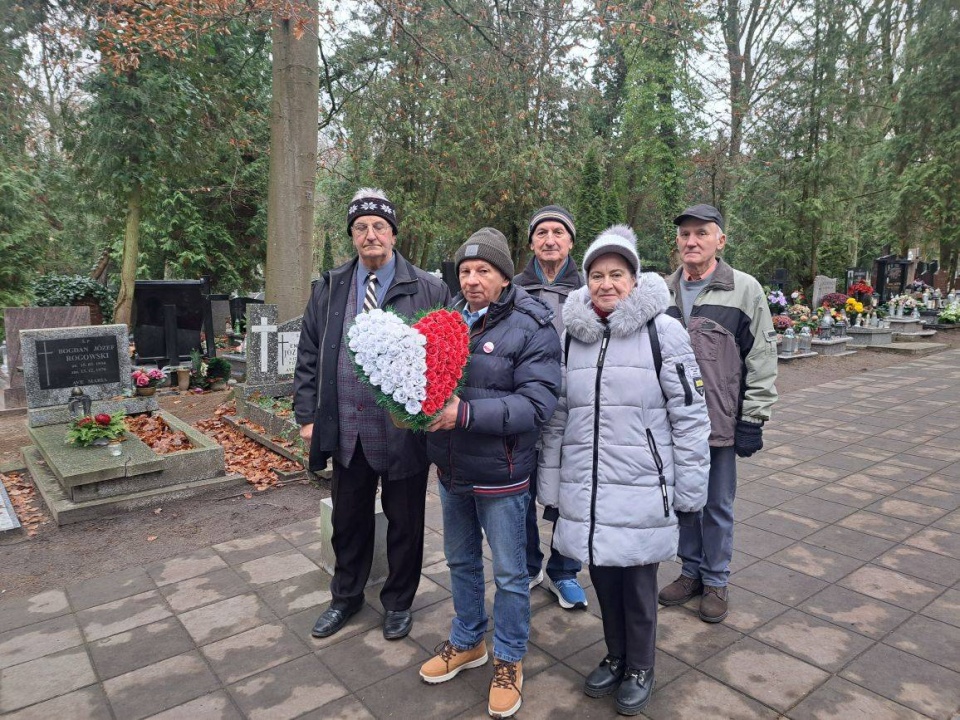 Przy Pomniku Ofiar Grudnia 70 na Cmentarzu Centralnym. Fot. Anna Kolmer [Radio Szczecin]