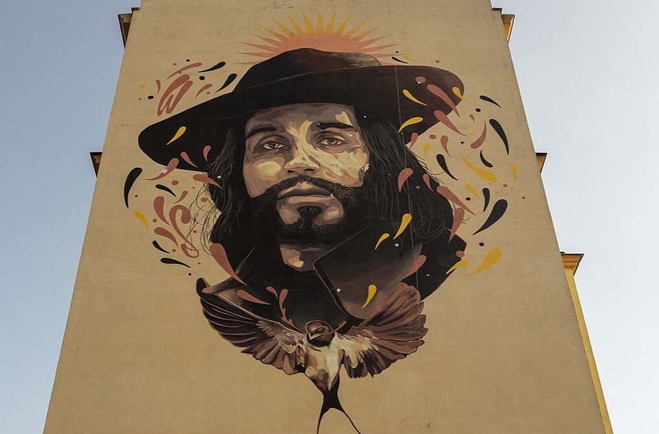 Mural upamiętniający Czesława Niemena przy ul. Żytniej 46 w Warszawie. Fot. Rdrozd [wikipedia.org]