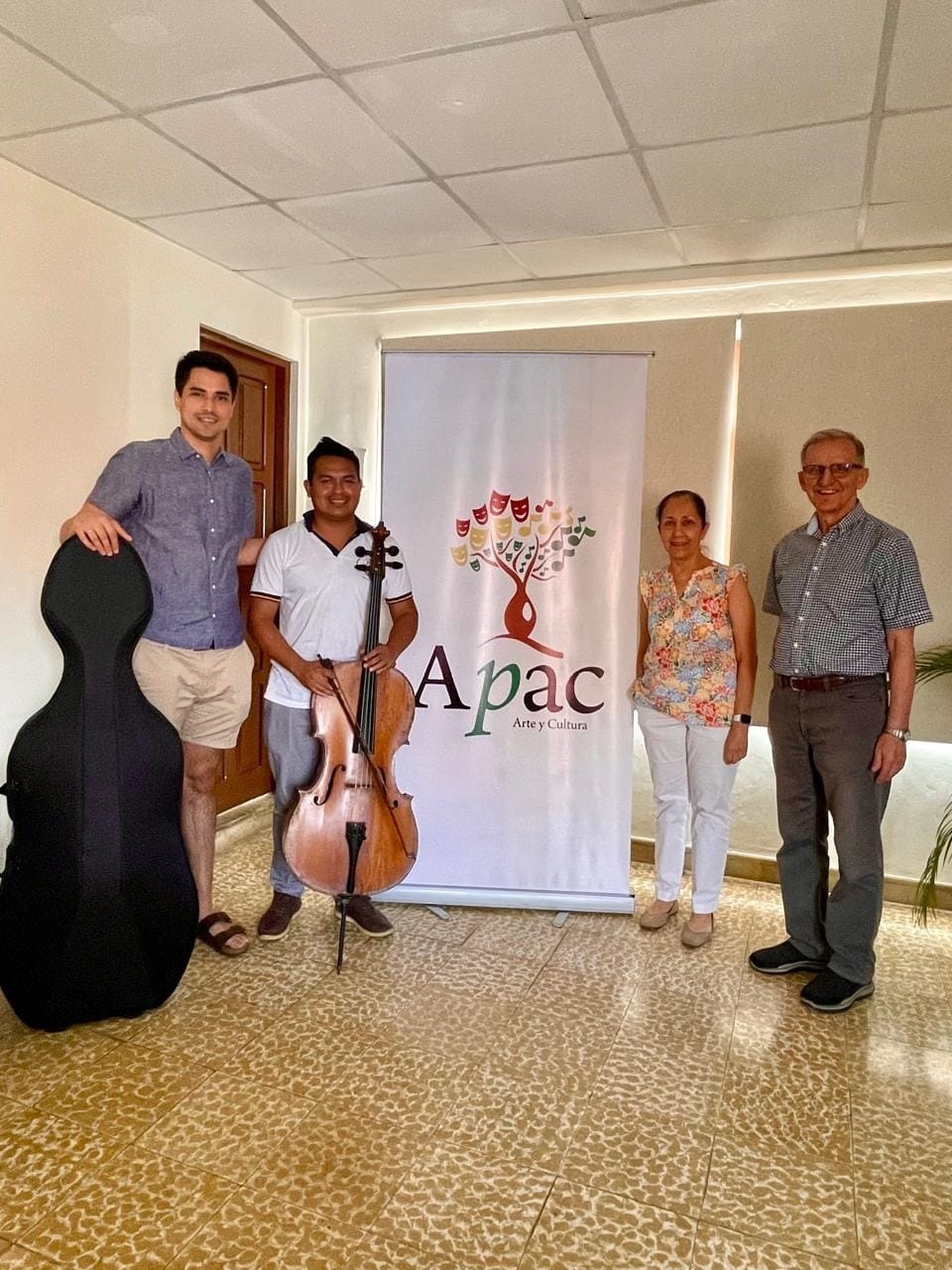 Ks. Piotr Nawrot przekazuje instrument kolejnemu muzykowi