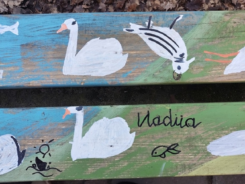 Pomalowana pałacowa ławeczka - dziecięce wizje ptaków