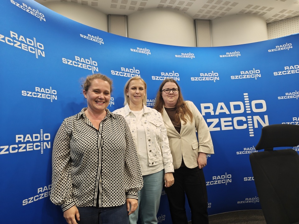 Goście Fonosfery - Justyna Gołębiewska Kierownik Sekcji I ds.Niezawodowej i Spokrewnionej  Pieczy Zastępczej w Centrum Usług Społecznych w Szczecinie, Joanna Gaweł Koordynator rodzinnej pieczy zastępczej CUS Szczecin i Karolina Witkowska koordynator rodzinnej pieczy zastępczej CUS Szczecin
