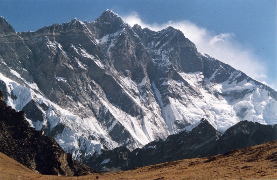 Południowa ściana Lhotse, widok z Chukhung Ri. Szczyt ten połączony jest z Mount Everestem przez Przełęcz Południową. Oprócz głównego szczytu o wysokości 8516 m n.p.m. Południowa ściana wznosi się na 3,2 km, a jej długość w poziomie wynosi zaledwie 2,25 km, co czyni ją najbardziej stromą ścianą tej wielkości na świecie. Fot. wikipedia.org