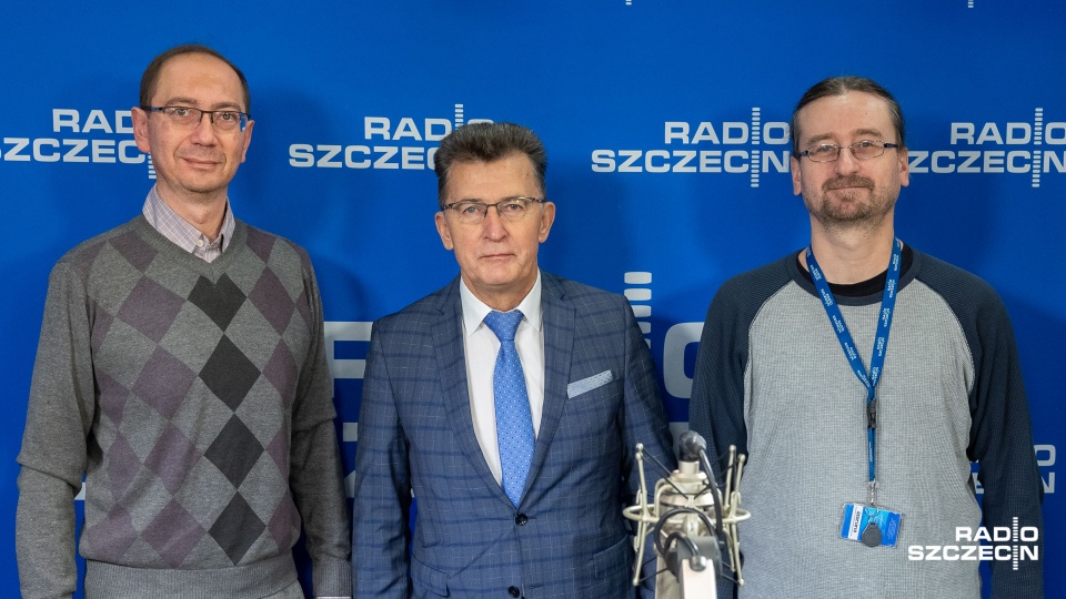 Od lewej: Łukasz Tyszler (Koalicja Obywatelska), Mirosław Żylik (Koalicja Smorządowa) i prowadzący rozmowę Andrzej Kutys. Fot. Robert Stachnik [Radio Szczecin]