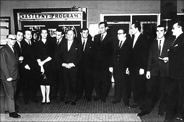 "Rachunek sumienia" - premiera w kinie Kosmos. W holu kina od lewej: reż. Julian Dziedzina (drugi), Maria Homerska (czwarta), Aleksander Sewruk (szósty), Ryszard Liskowacki (siódmy), Władysław Głąbik (ósmy). Drugi z prawej - dziennikarz Piotr Zieliński - fot. Stefan Cieślak. Fot. ze zbiorów A.D. Liskowackiego Odcinek sto siedemdziesiąty: Kręcili, kręcą i kręcić będą. Część druga