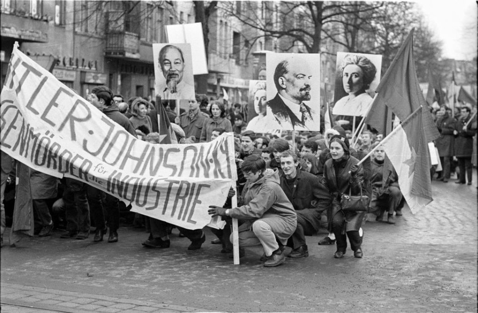 Studenci podczas protestu w Berlinie Zachodnim. 1967/68.. Fot.wikipedia.org