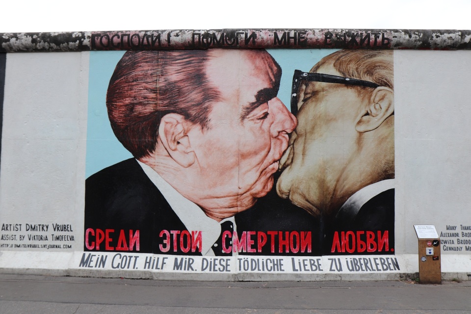 "Mój Boże, pomóż mi przetrwać tę śmiertelną miłość". Mural autorstwa Dmitrja Wrubela przedstawiający całujących się przywódców ZSRR i NRD - Leonida Breżniewa i Ericha Honeckera. Fot. pixabay