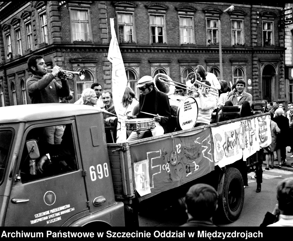 FAMA 1968 r. - Przejazd artystów ulicami miasta (Plac Wolności)