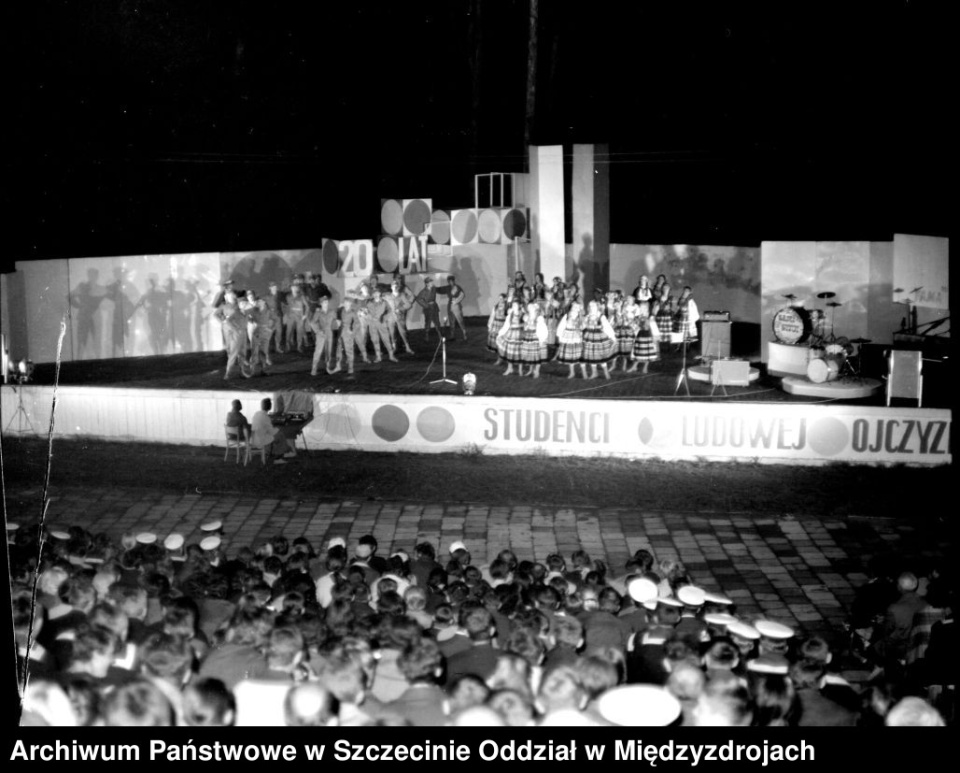 FAMA 1970-1971 r. - Zespół ludowy w czasie występu w amfiteatrze