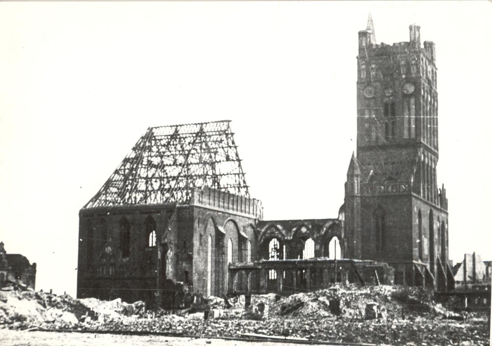 Zrujnowany kościół św. Jakuba od strony północnej, 1949 rok [archiwum sedina.pl]