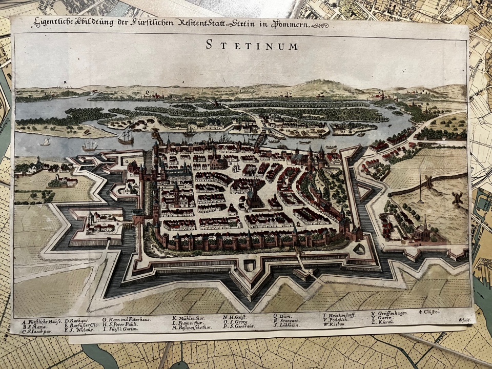 Mapa z okresu szwedzkiego. Ze zbiorów Wojciecha Lizaka.Łasztownia (dawniej Lastadia) - to wyspa położona praktycznie w centrum miasta, a jednak przez lata była od niego odcięta. Po wojnie ta pełna tajemnic przestrzeń niszczała, była coraz bardziej zapomniana, Teraz zmienia się na naszych oczach. Łasztownia - przedwczoraj, wczoraj i dziś. Marian Kalemba, Wojciech Lizak i Agata Rokicka