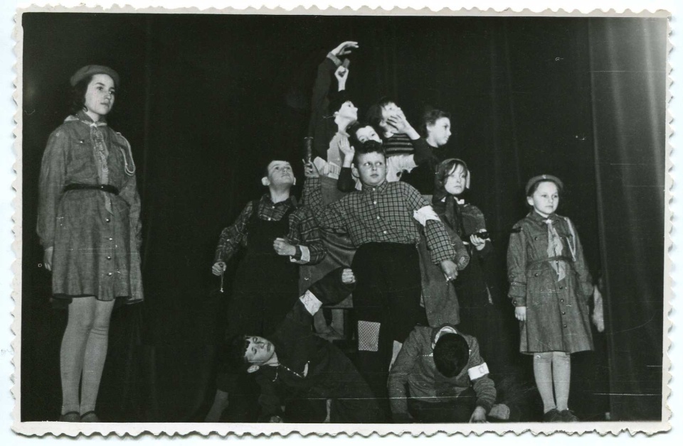 Występ uczniów Szkoły Podstawowej nr 28 im. I.L. Pereca w Szczecinie z okazji rocznicy powstania w Getcie Warszawskim. Szczecin, ok. 1955–1956 r. [ze zbiorów Archiwum Państwowego w Szczecinie]