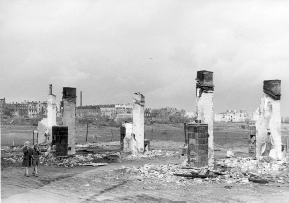 Nieistniejąca już Martinstraße – róg Stettiner Straße (obecna ulica Smolańska) po nalotach z 20 na 21 kwietnia 1943 roku. Fot. sedina.pl