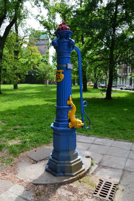 (fot.: encyklopedia.szczecin.pl)To pompa przy Placu Andersa. Ta z Placu Zwycięstwa już nie istnieje.