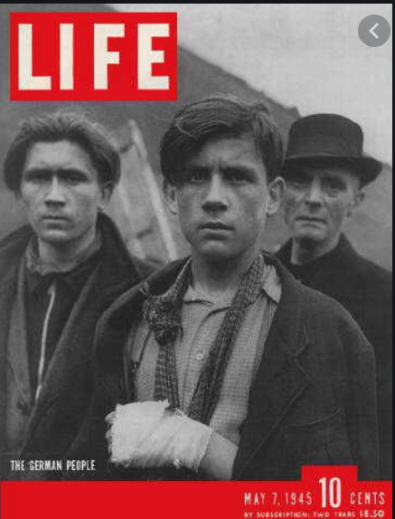 Zwykłych Niemców wiosną 1945 roku mało kto fotografował. Ale to zdjęcie fotoreportera amerykańskiego magazynu ilustrowanego "Life", doskonale oddaje nastrój mieszkańców podbitego kraju. Niemieccy mieszkańcy Szczecina zapewnie wyglądali bardzo poodobnie.