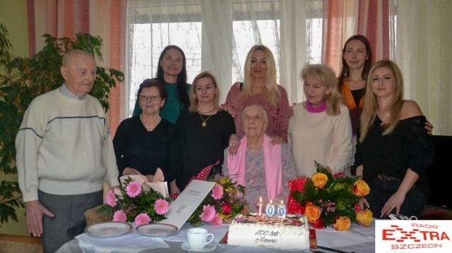 Pani Zofia z Kołobrzegu razem z rodziną i znajomymi świętowała setne urodziny. Fot. Przemysław Polanin 