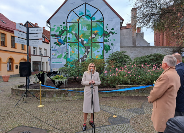 Anna Bańkowska, Członkini Zarządu Województwa Zachodniopomorskiego, podczas prezentacji ekologicznego muralu w Połczynie-Zdroju. Fot. Centrum Kultury w Połczynie-Zdroju. Źródło: Urząd Marszałkowski Województwa Zachodniopomorskiego 