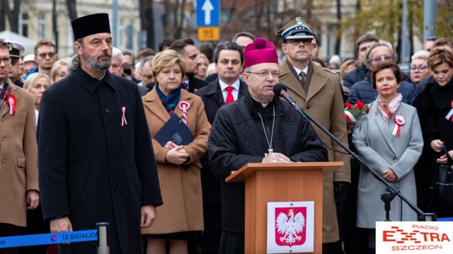 Miejskie obchody z udziałem między innymi władz miasta, województwa, radnymi rozpoczęły się o godzinie 15 na placu Szarych Szeregów przed popiersiem marszałka Józefa Piłsudskiego. Fot. Robert Stachnik 