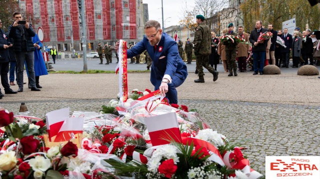 Miejskie obchody z udziałem między innymi władz miasta, województwa, radnymi rozpoczęły się o godzinie 15 na placu Szarych Szeregów przed popiersiem marszałka Józefa Piłsudskiego. Fot. Robert Stachnik 