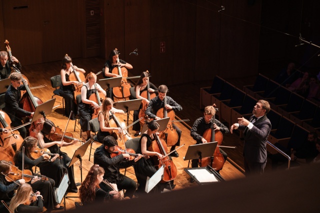 Przemysław Neumann dyryguje International Lutosławski Youth Orchestra 2024 w Europejskim Centrum Muzyki Krzysztofa Pendereckiego w Lusławicach. Fot. Piotr Nykowski Przemysław Neumann nowym dyrektorem naczelnym i artystycznym Filharmonii w Szczecinie [SPOTKANIE z DYRYGENTEM, ZDJĘCIA]