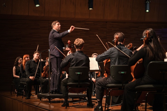 Przemysław Neumann dyryguje International Lutosławski Youth Orchestra 2024 w Europejskim Centrum Muzyki Krzysztofa Pendereckiego w Lusławicach. Fot. Piotr Nykowski Przemysław Neumann | „Nikt mnie nie przekonywał, żebym został dyrygentem...” [SPOTKANIE z ARTYSTĄ, ZDJĘCIA]