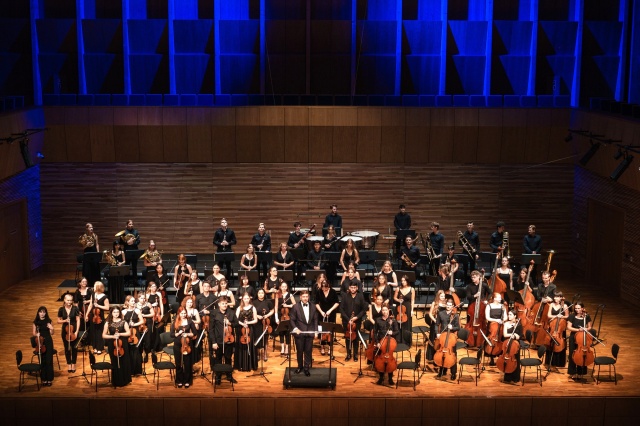 International Lutosławski Youth Orchestra 2024 pod batutą Przemysława Neumanna przyjmuje gorące brawa publiczności w Europejskim Centrum Muzyki Krzysztofa Pendereckiego w Lusławicach. Fot. Piotr Nykowski Przemysław Neumann nowym dyrektorem naczelnym i artystycznym Filharmonii w Szczecinie [SPOTKANIE z DYRYGENTEM, ZDJĘCIA]