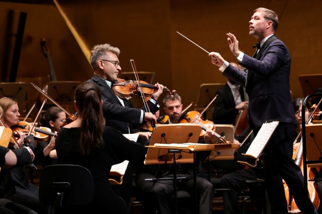 Przemysław Neumann – dyrygent (od prawej) i Bartłomiej Nizioł z Orkiestrą Symfoniczną Filharmonii im. Mieczysława Karłowicza. Koncert inaugurujący sezon artystyczny 2024/2025 Filharmonii w Szczecinie. Fot. Cezary Aszkiełowicz Przemysław Neumann nowym dyrektorem naczelnym i artystycznym Filharmonii w Szczecinie [SPOTKANIE z DYRYGENTEM, ZDJĘCIA]