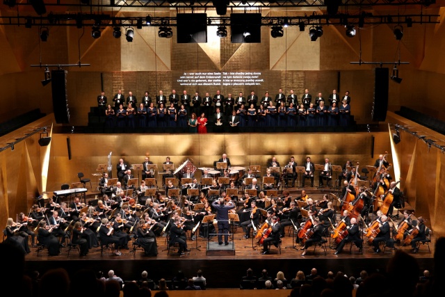 Przemysław Neumann dyryguje Orkiestrą Symfoniczną Filharmonii im. Mieczysława Karłowicza, solistami i Chórem Narodowego Forum Muzyki. Koncert inaugurujący sezon artystyczny 2024/2025 Filharmonii w Szczecinie. Fot. Cezary Aszkiełowicz Przemysław Neumann | „Nikt mnie nie przekonywał, żebym został dyrygentem...” [SPOTKANIE z ARTYSTĄ, ZDJĘCIA]