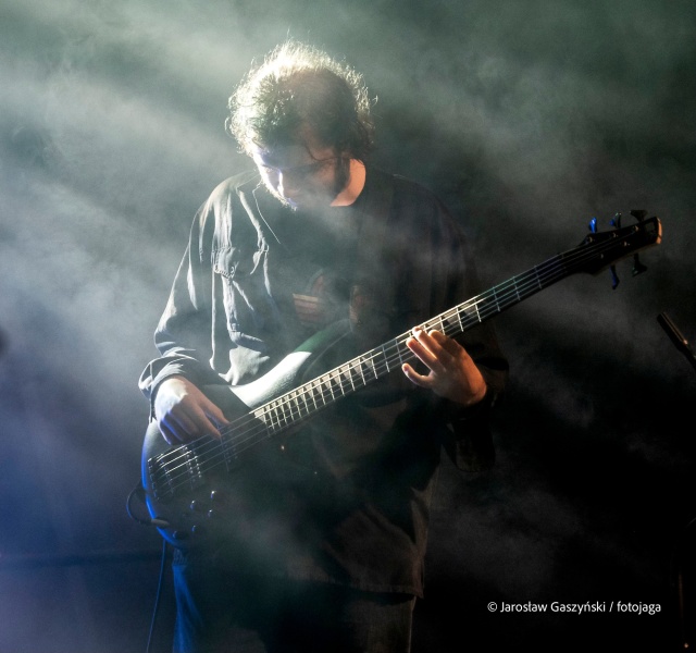 Mateusz Pawelec (gitara basowa). Fot. Jarosław Gaszyński/Fotojaga Andrzej Malcherek odsłonił Gwiazdę Free Blues Band [ROZMOWA z ARTYSTĄ, ZDJĘCIA]